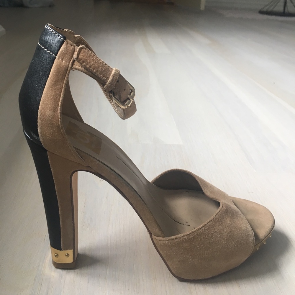 Gorgeous! Suede and leather sandal, gold platform